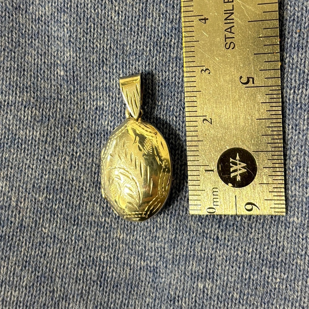 Stunning Engraved Locket (Lg, Silver) - Picture 3 of 4
